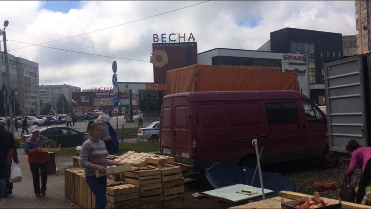 Мэрия и ГИБДД снова разогнали нелегальных торговцев. Их накажут даже за парковку на газонах