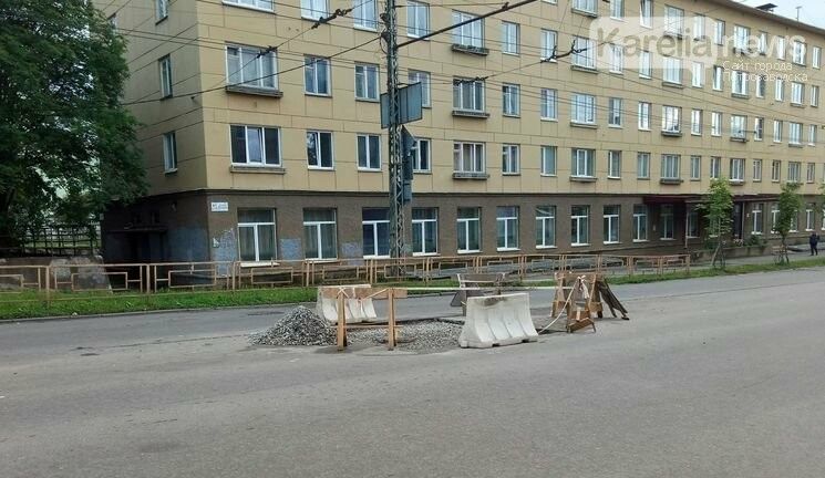 Щебеночку подвезли… Следим за судьбой ямы на Мерецкова