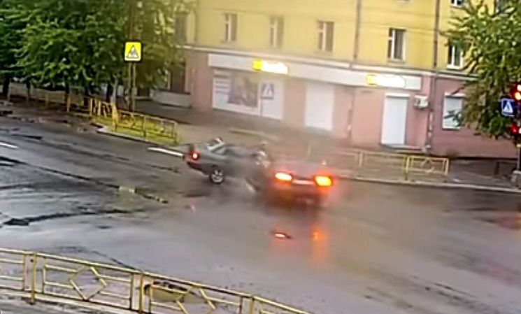 Три человека пострадали в лобовом столкновении в Петрозаводске