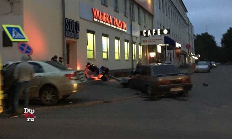 Светофор упал в результате аварии в центре Петрозаводске