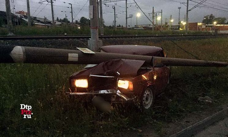 Столб упал на «Жигули» в Петрозаводске