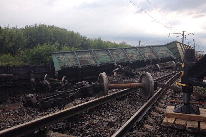 В Карелии с рельсов сошел грузовой поезд
