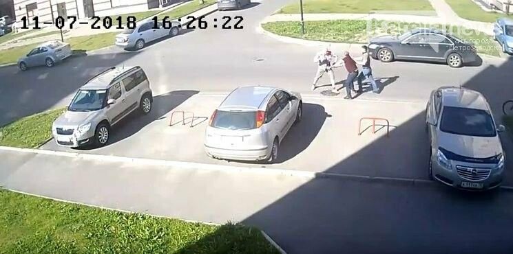 Жестокая драка людей из «Мерседеса» и велосипедиста в Петрозаводске попала на камеры