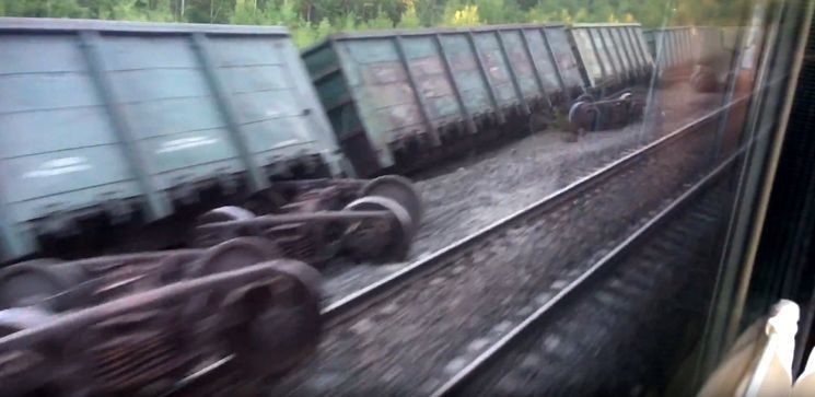 В сети появилось видео сошедшего с рельсов поезда