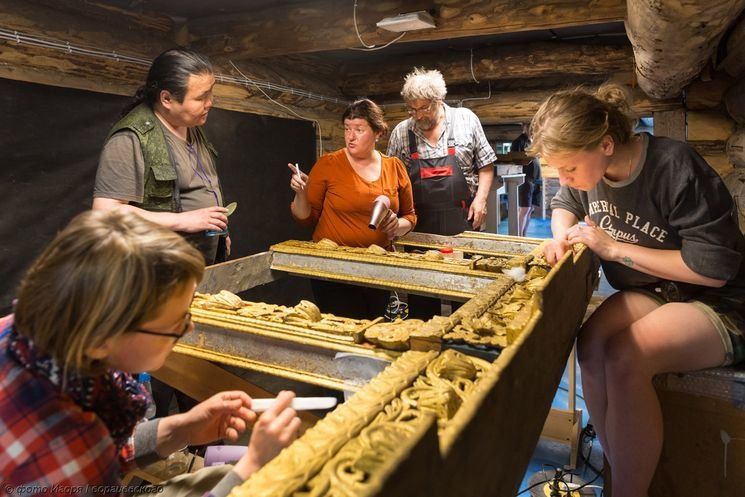 Музей «Кижи» показал, как реставрируют иконостас Преображенской церкви