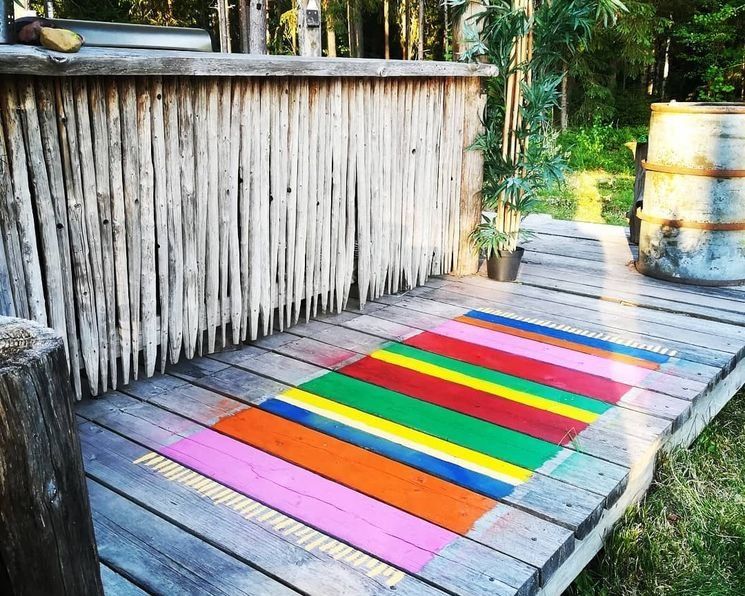 В Финляндии новый тренд лета: причалы и террасы массово красятся под ковры