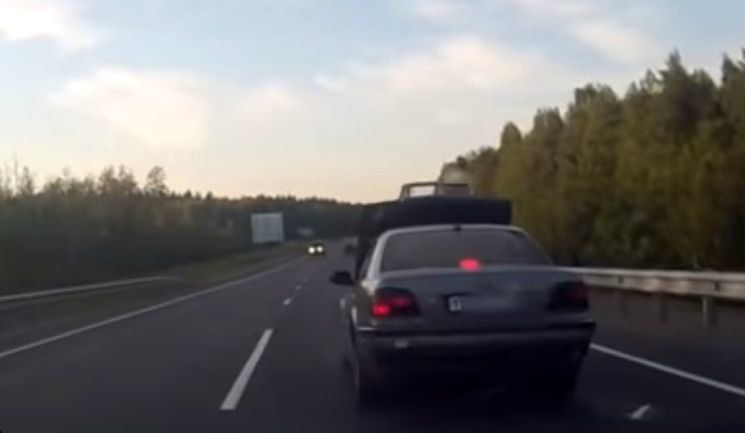 У БМВ прямо на трассе «Кола» сорвало капот. Водитель не растерялся