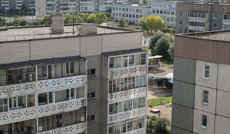 На Древлянке мужчина упал с балкона и умер