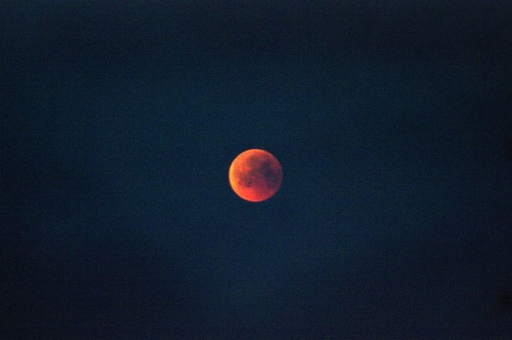 «Кровавую Луну» видели в Карелии. Большое лунное затмение наблюдали на всей планете