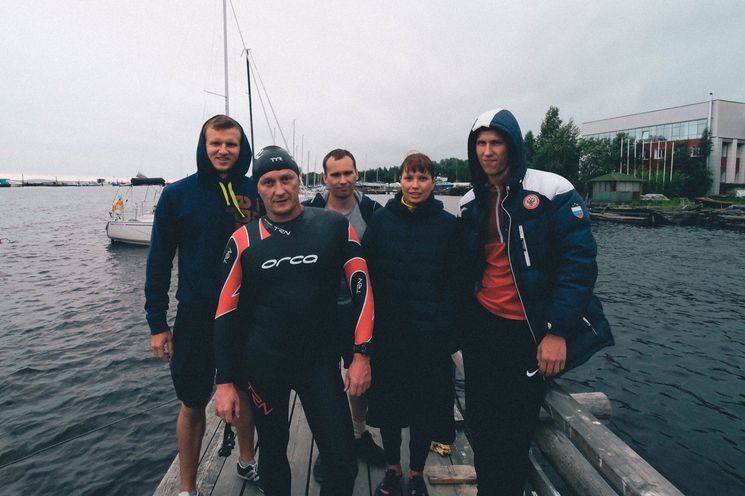 Пять человек стартовали сегодня при метровой волне вплавь в Кижи