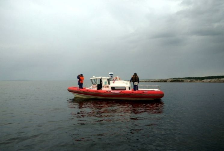 Четырех человек спасли вчера с тонущего катера в Карелии