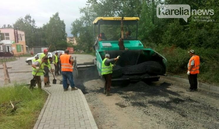 На улице Станционной сегодня начали укладывать новый асфальт