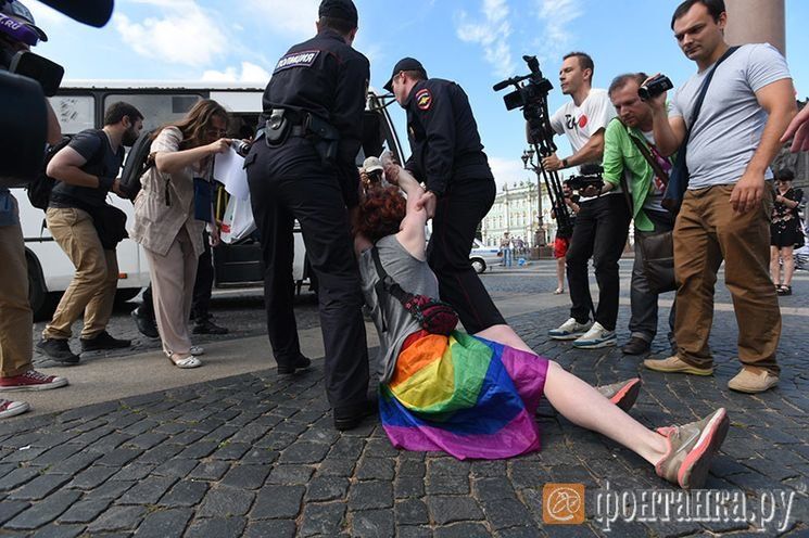 29 участников гей-пикетов задержали сегодня в Петербурге