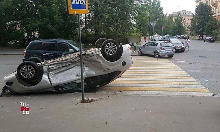 В Петрозаводске машина перевернулась, в Кондопоге врезалась в столб. Есть пострадавшие