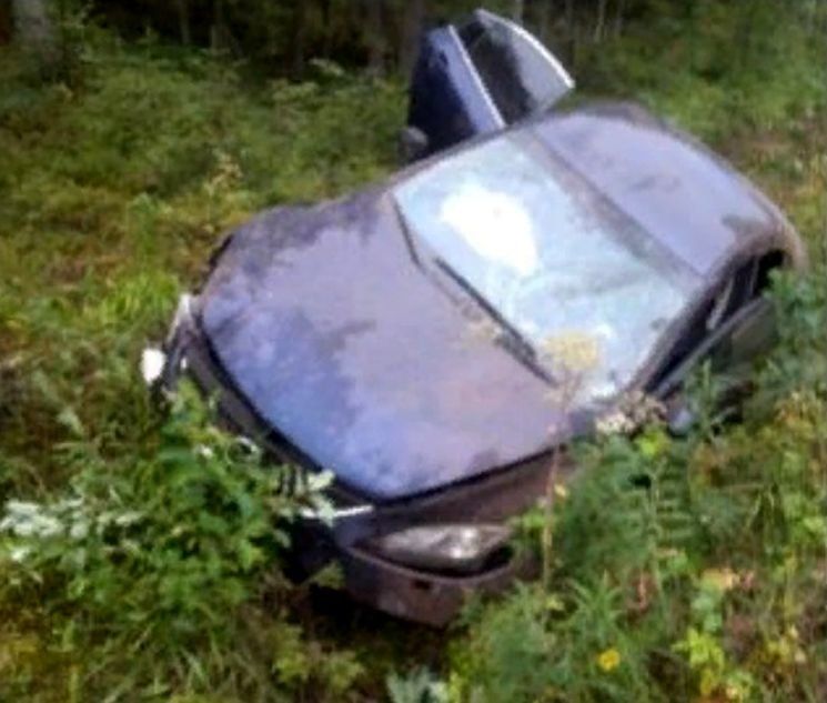 Водитель угодил в кювет, покинул место аварии и машину