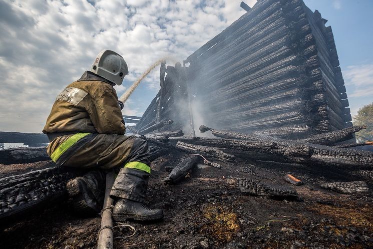 «Мы все в горе». Директор музея «Кижи» о сгоревшей Успенской церкви, безопасности на острове и запрете жечь свечи