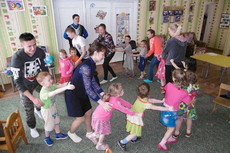 Многодетным россиянам запретят быть опекунами