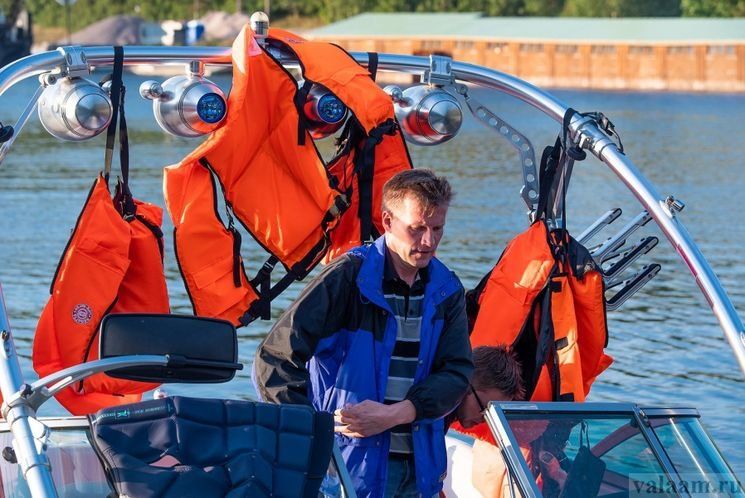 Катер с 10 пассажирами попал в шторм на подходе к Валааму и подал SOS