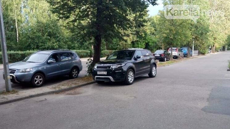 Депутат Виталий Красулин показал мастерство парковки на тротуаре