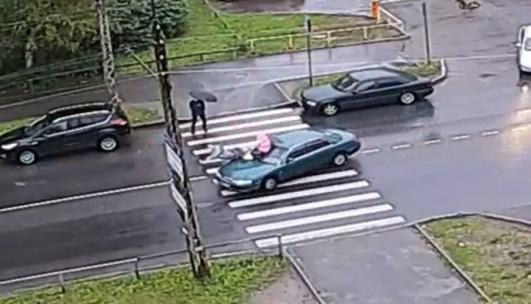 На проспекте А.Невского сбили женщину с зонтом