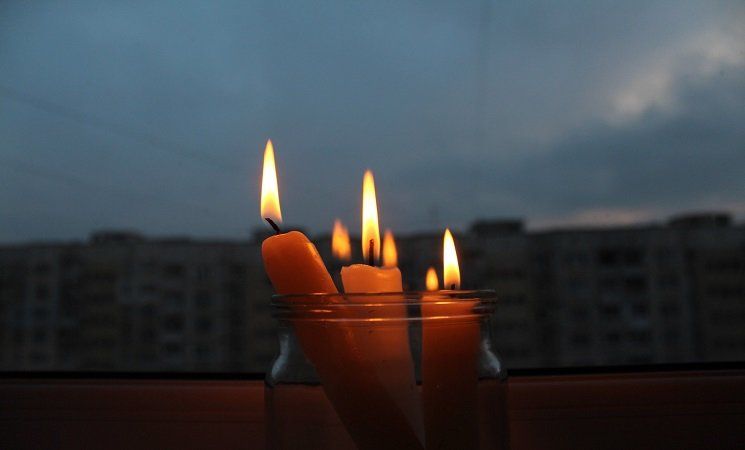 Из-за сильного ветра некоторые микрорайоны Петрозаводска остались без света