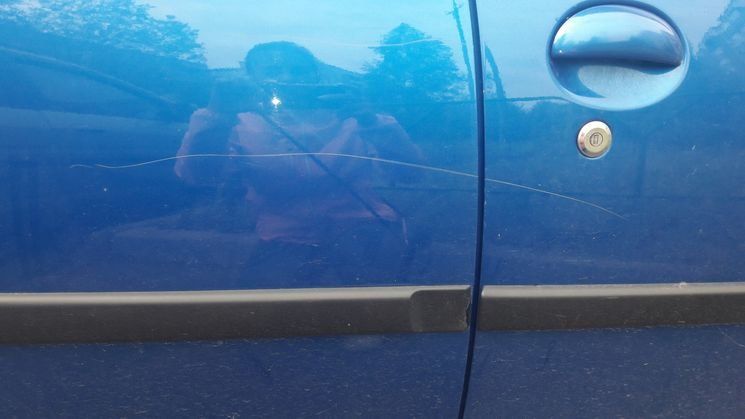 На Древлянке неизвестные уже неделю царапают машины