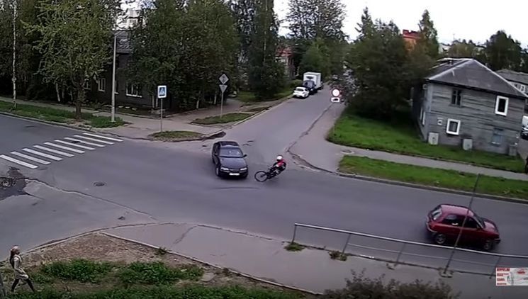 Велосипедист сделал сальто в столкновении с авто в Петрозаводске
