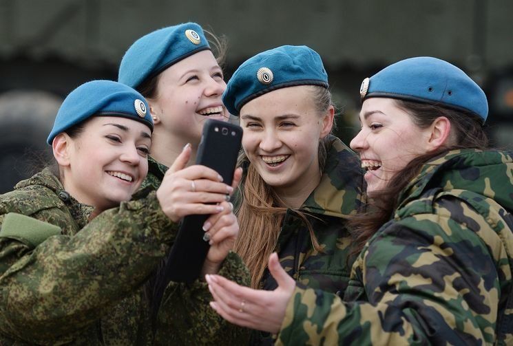 Селфи в форме? Спросили у военных и силовиков Карелии о запрете размещать информацию о себе в соцсетях