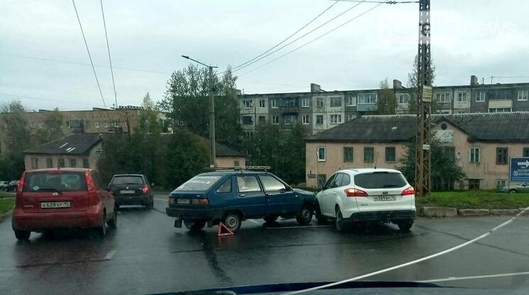 Две машины создали огромную пробку на Комсомольском проспекте в Петрозаводске