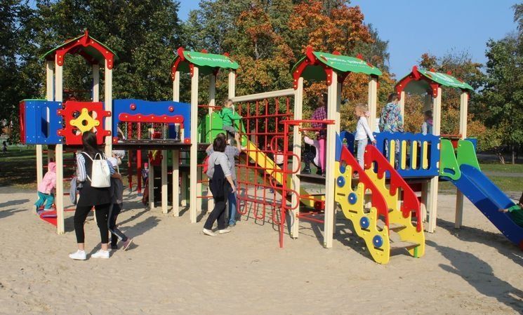 Сегодня в Губернаторском парке Петрозаводска открыли новую детскую площадку