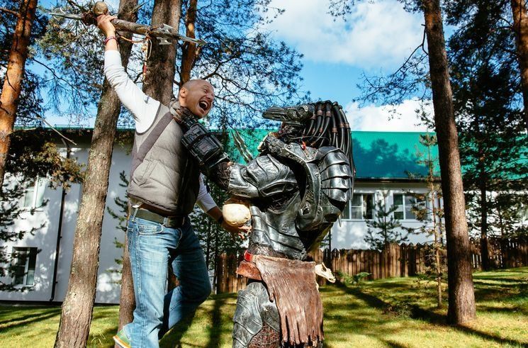 Появилось видео, как актер Евгений Стычкин с Хищником в Карелии бился