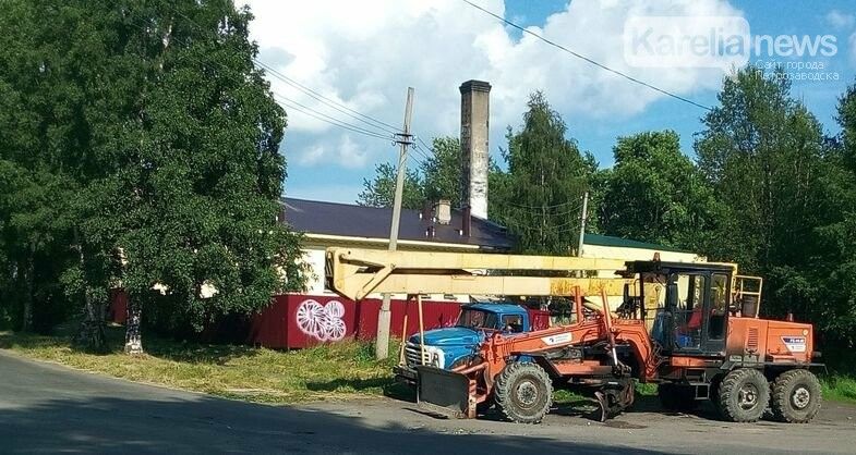 Грейдерист косит траву, скорая не может проехать. Местный депутат рассказал, как живет Кемь XXI века