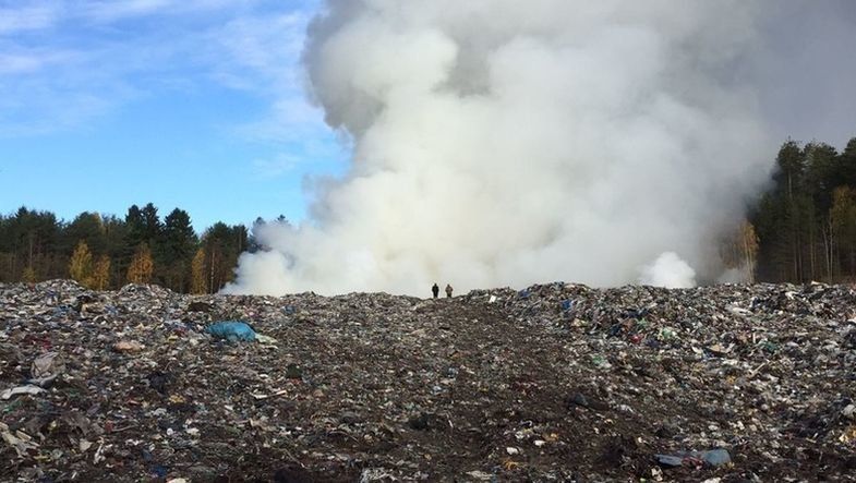 «Это не ЧП». Николай Тараканов рассказал, когда потушат пожар на свалке в Пряже