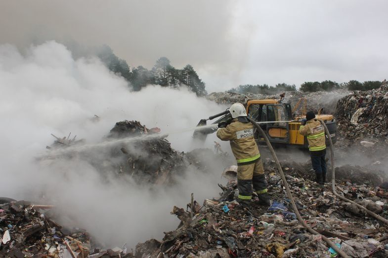 Пока без ЧС. Пожар на свалке в Пряже практически потушили. Фоторепортаж с места
