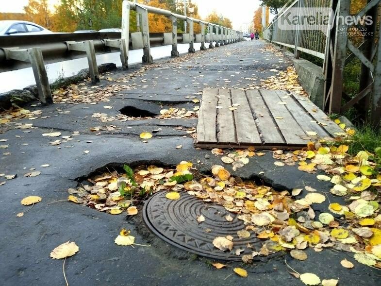 Ямы на мосту в центре Петрозаводска стали еще страшнее