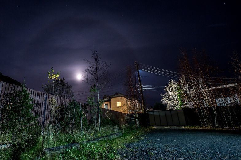 Карельский фотограф запечатлел редкое лунное гало в Петрозаводске и его окрестностях