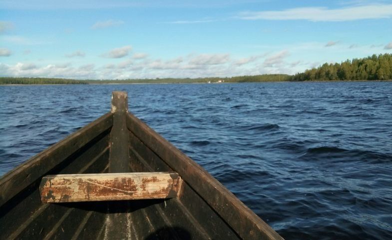 На Ладожском озере вчера перевернулась лодка с рыбаками. Один погиб