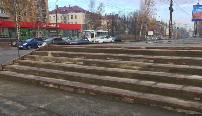 В Петрозаводске отремонтировали две разбитые лестницы
