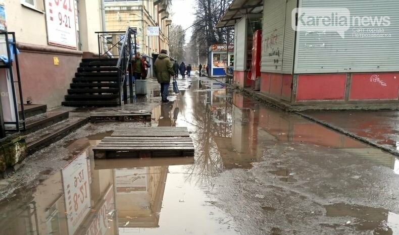 «Ощущение, что опять попал в разруху 90-х». Петрозаводчан пугает грязь в осеннем городе