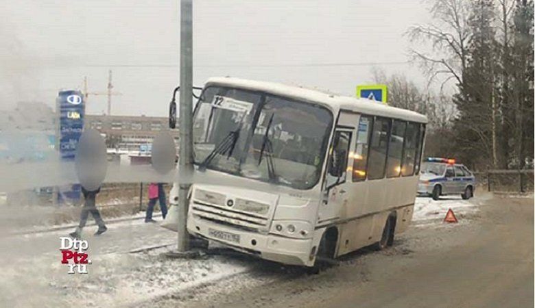 В «Скандинавии» пассажирский автобус врезался в опору уличного освещения