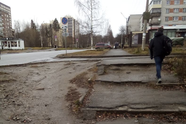 «Пенсионеры ломают ноги». Лестницы на Ключевой вызывают тревогу у горожан