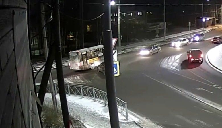 ДТП с маршруткой на Лососинском шоссе попало на видео