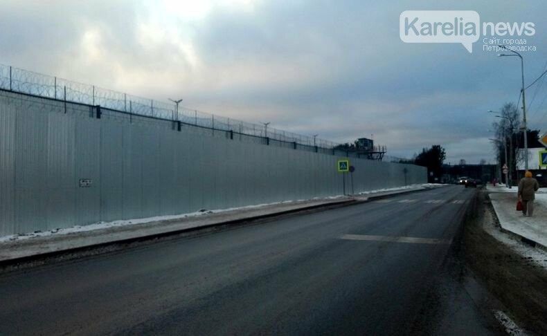 Тюремный забор в Медвежьегорске, идущий вдоль федеральной трассы, заменили на новый