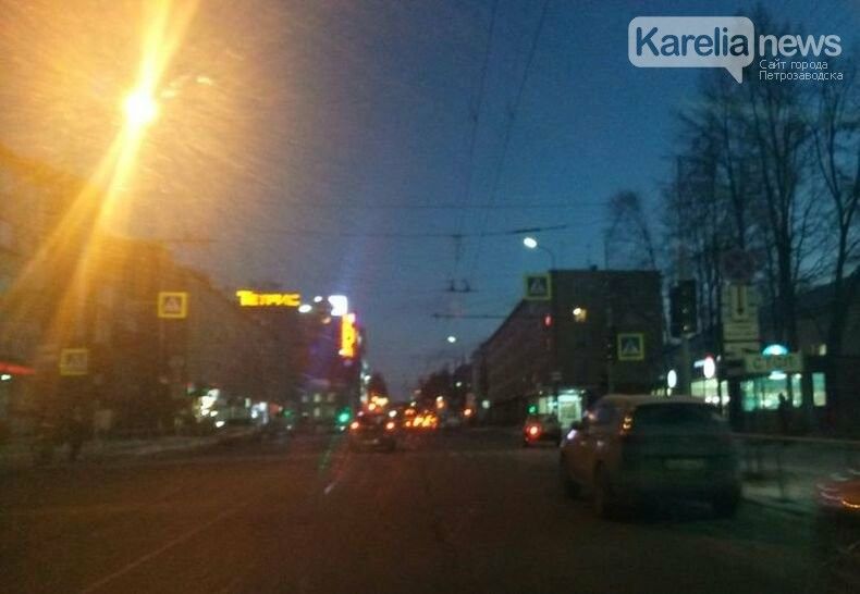 На опасном перекресте на Мерецкова установили светофор для пешеходов