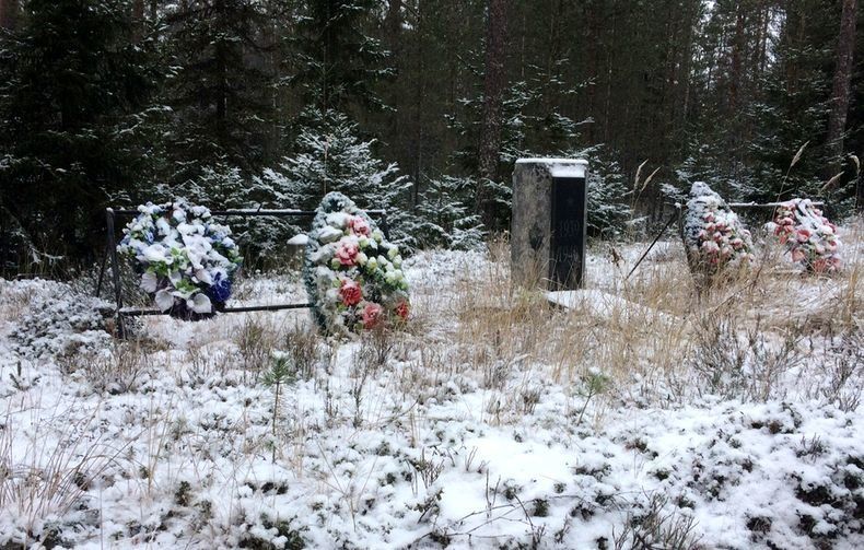 Вандалы изуродовали братскую могилу советских солдат в Карелии
