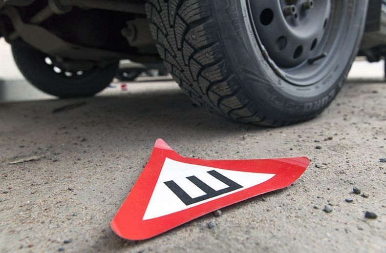 Рано расслабились. В ГИБДД рассказали, с какой даты отменяется знак «Шипы»