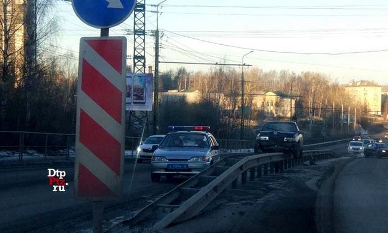 Водитель Петрозаводска проехал по ограждению, как по монорельсе