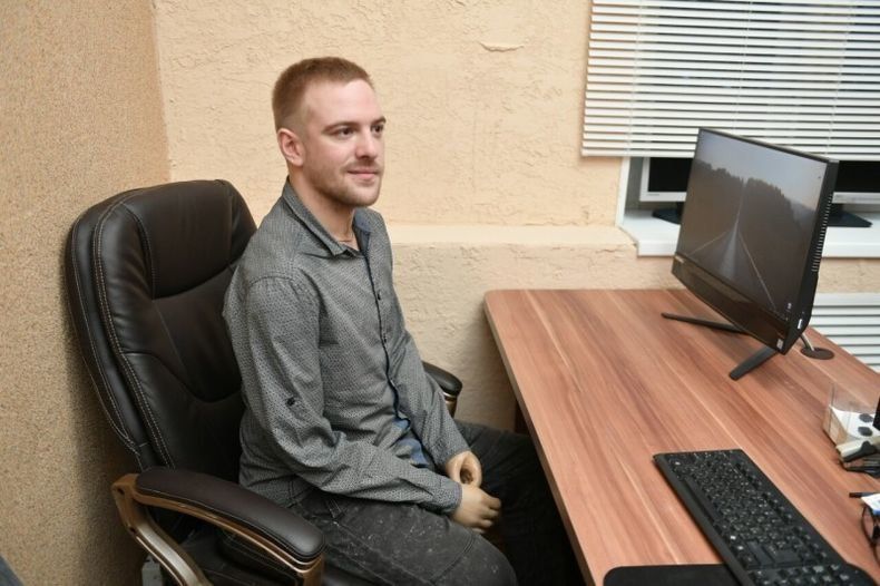 Правительство компенсировало затраты работодателя, чтобы тот мог взять на работу программиста без рук