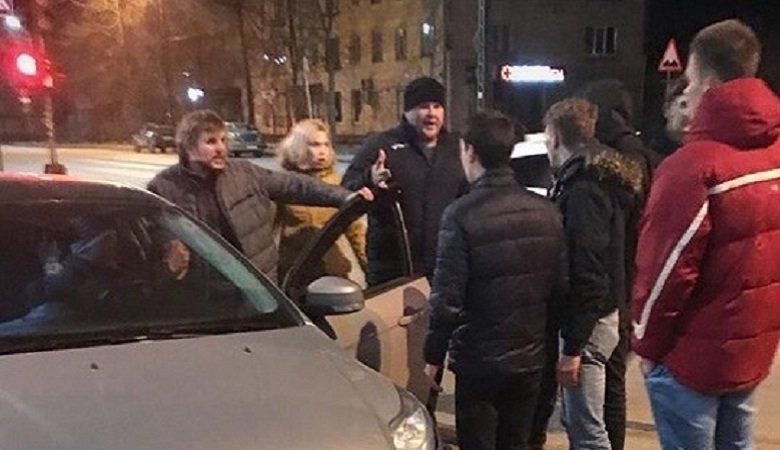 В Петрозаводске автомобиль едва не въехал в толпу пешеходов