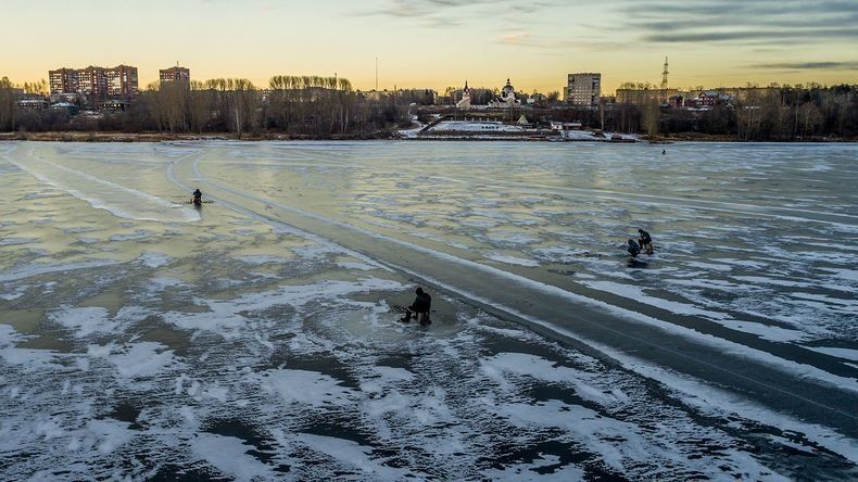 Карельские рыбаки похвастались зимними трофеями. Бонусом: уроки безопасного льда от Тимина